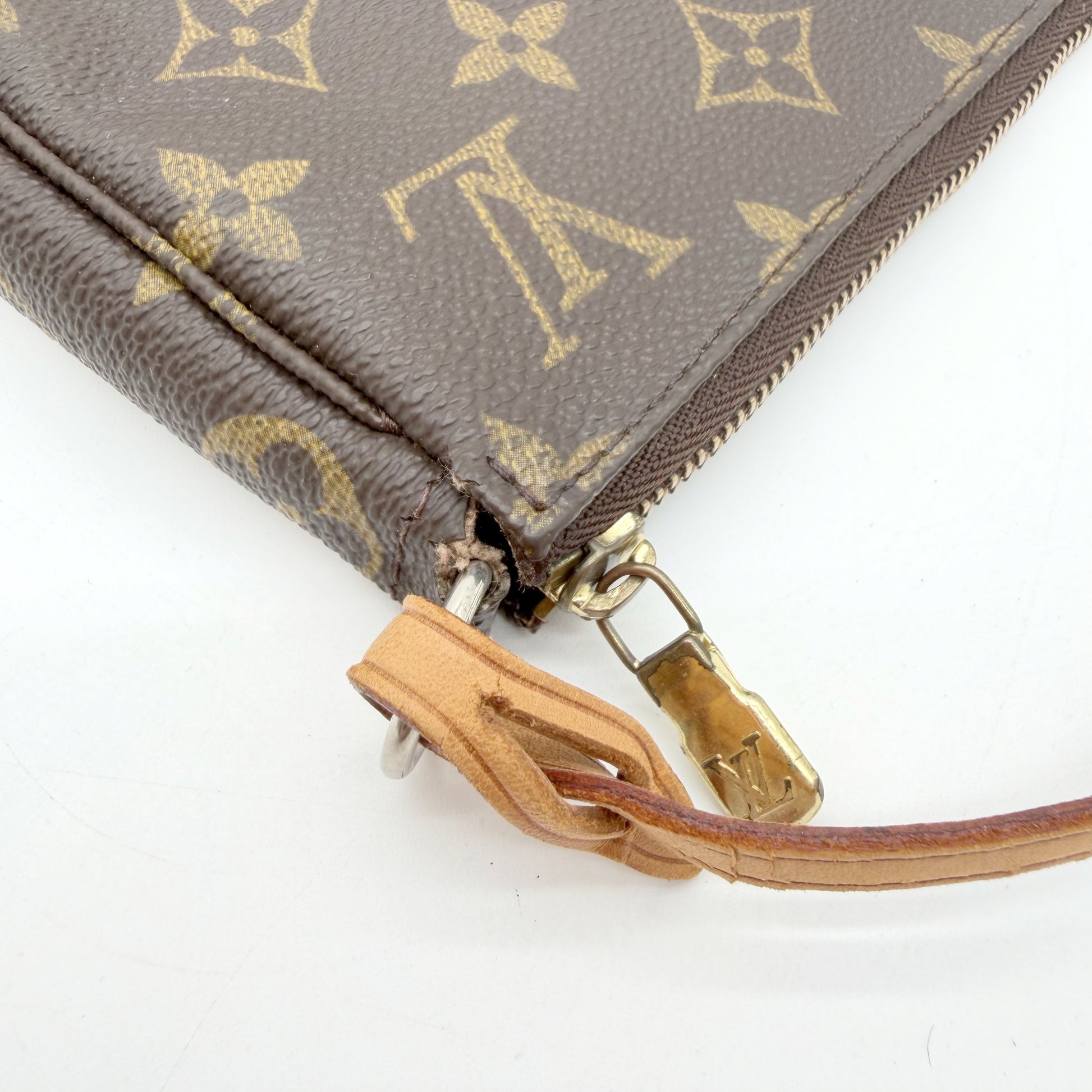Louis Vuitton Pochette Accessoires Monogram - détail tirette et attache dorée