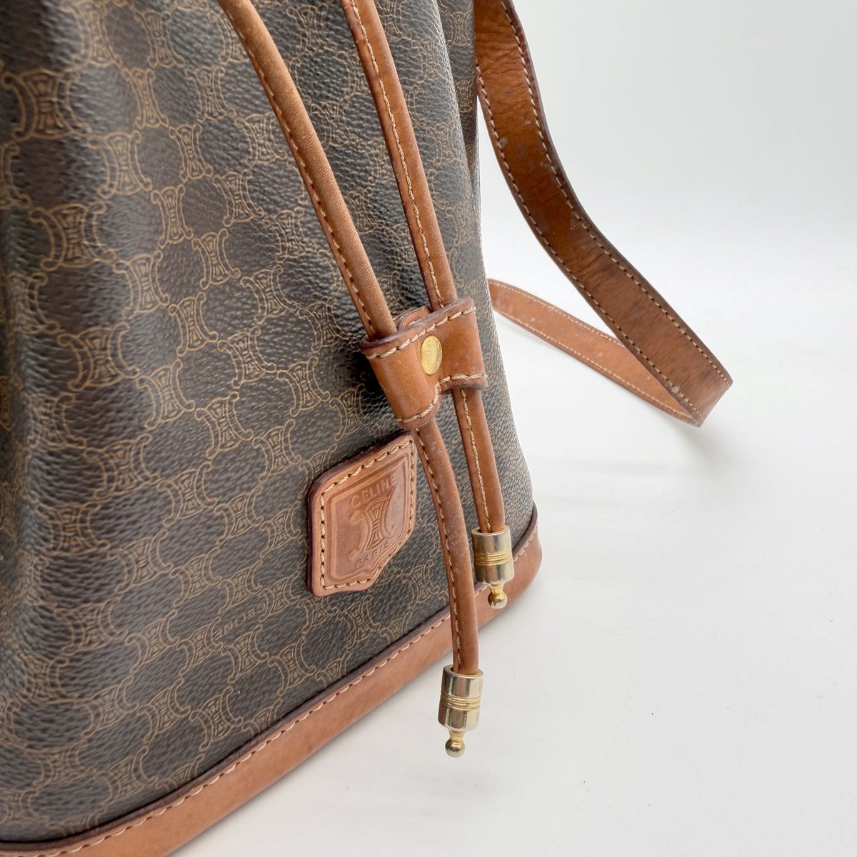 Celine sac seau petit format toile Macadam marron - detail base et patte cuir