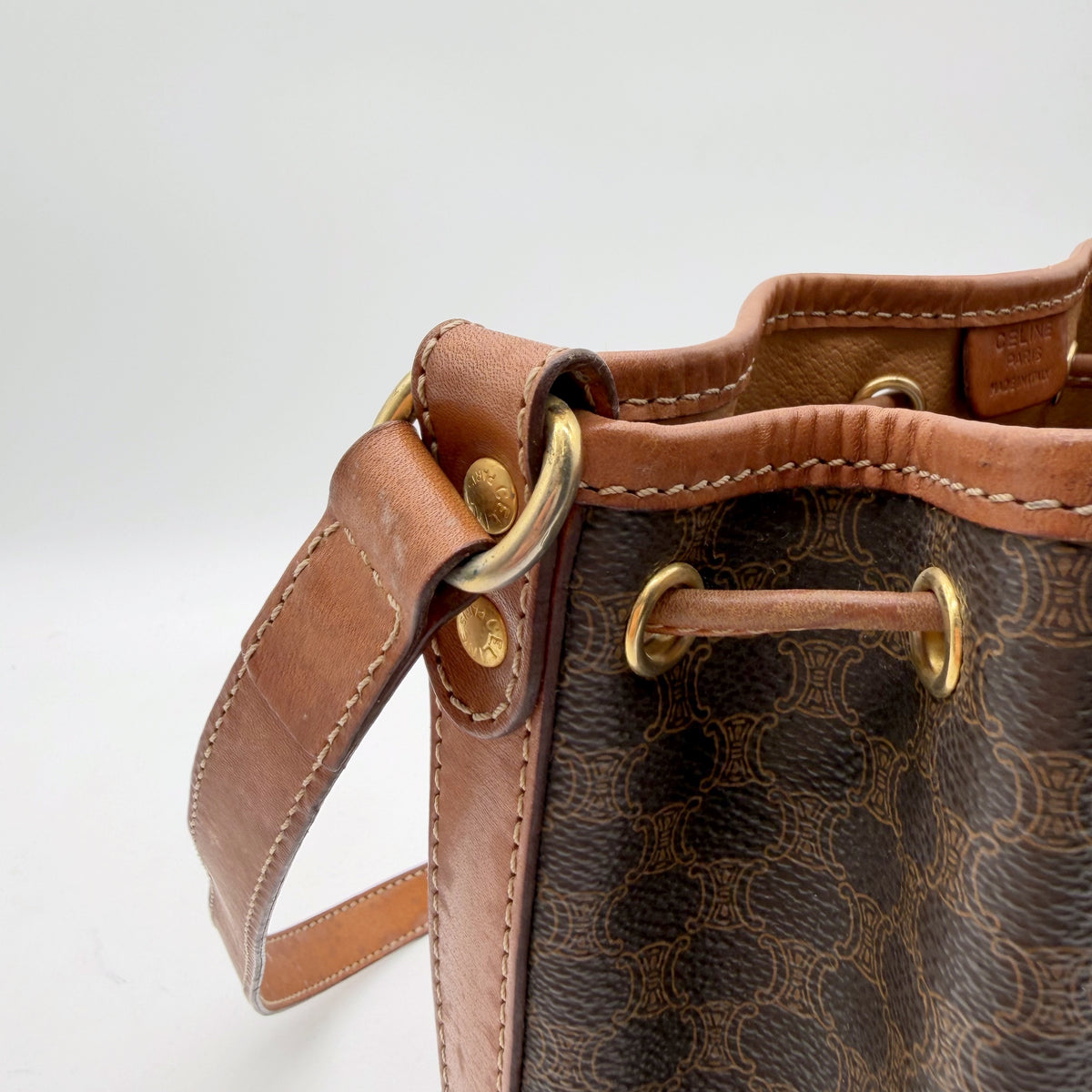 Celine sac seau petit format toile Macadam marron - detail cordon coulissant et oeillets