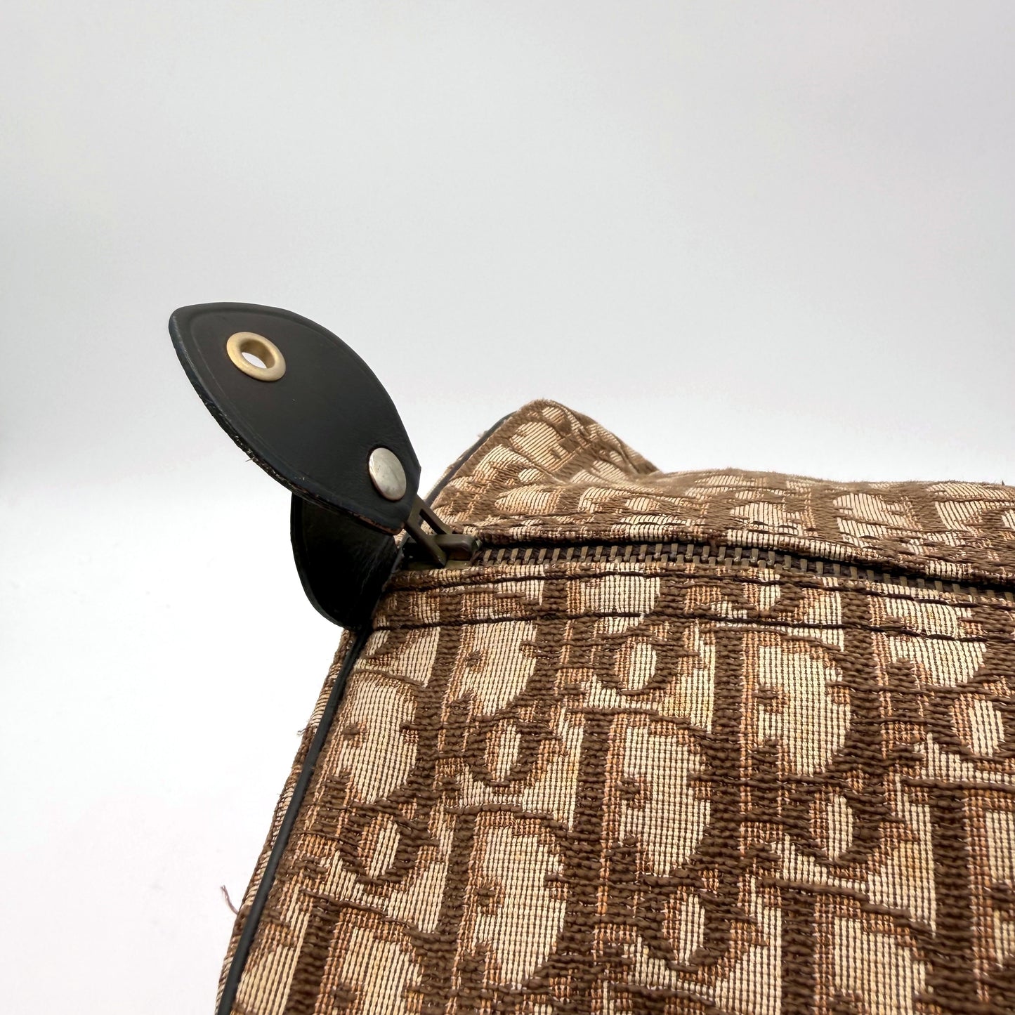 Dior Boston 40 toile Oblique marron - detail patte pression