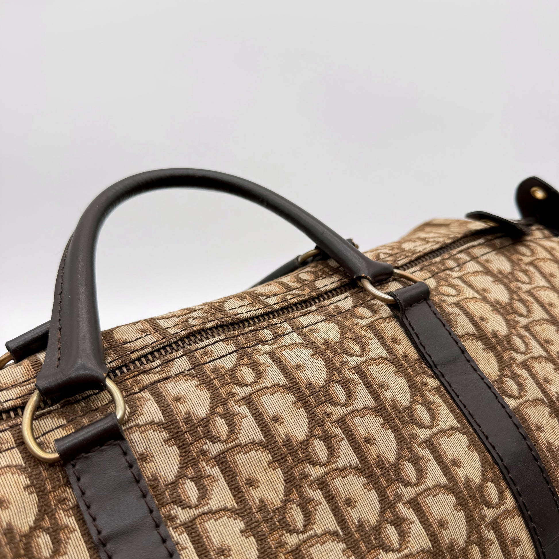 Dior Boston 40 toile Oblique marron - detail zip et anses