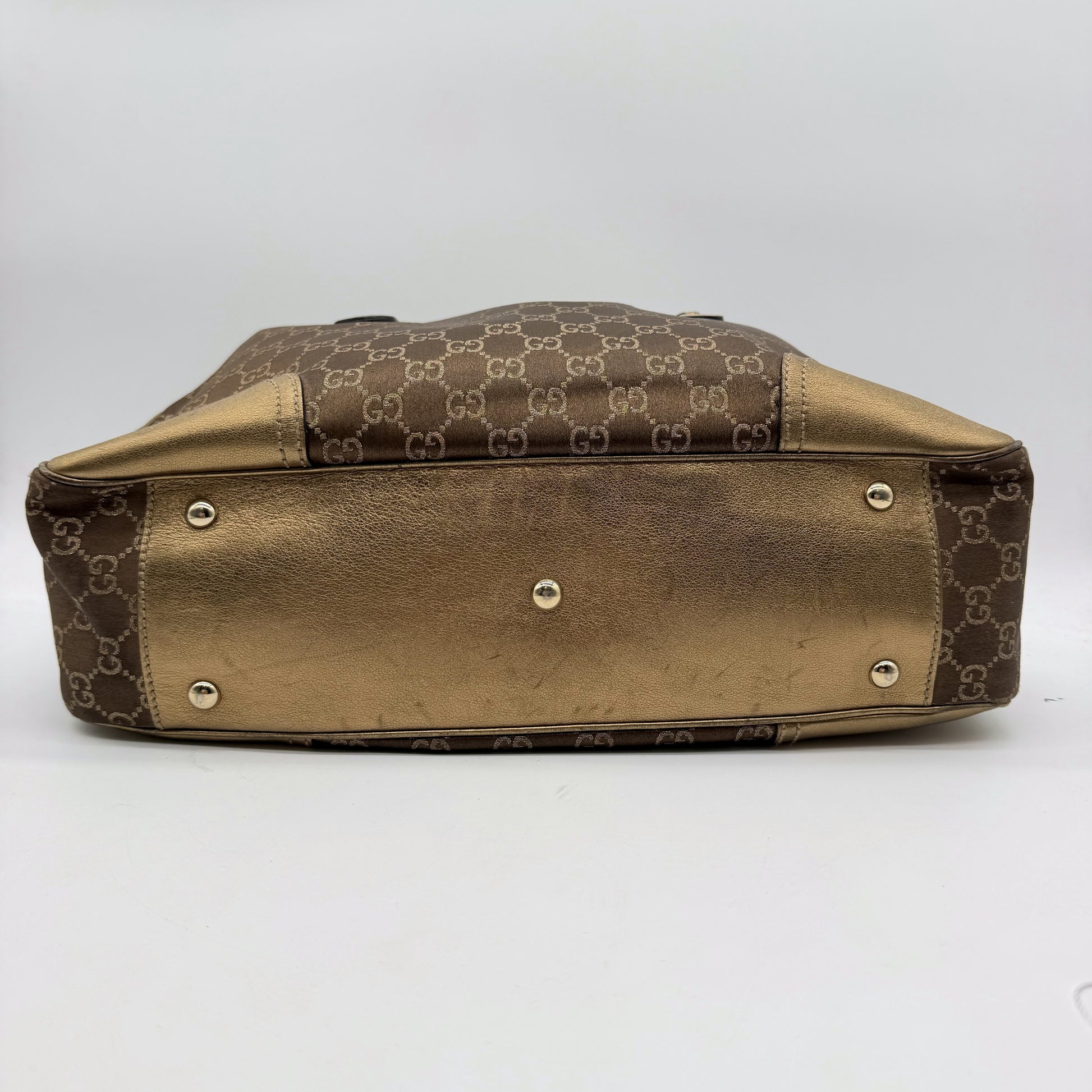 Gucci Cabas Princy toile GG beige et cuir dore - vue du dessous