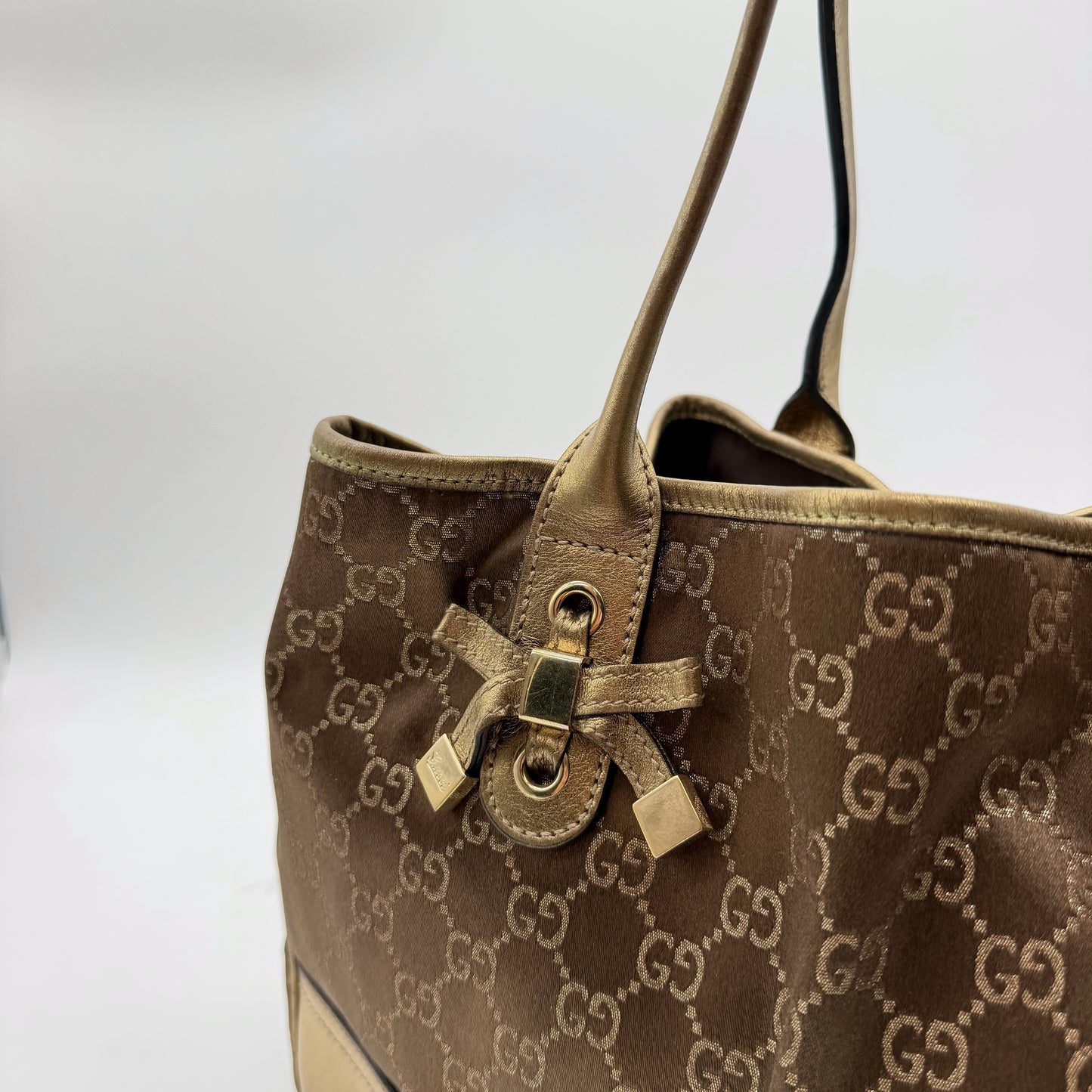 Gucci Cabas Princy toile GG beige et cuir dore - detail breloque et ouverture