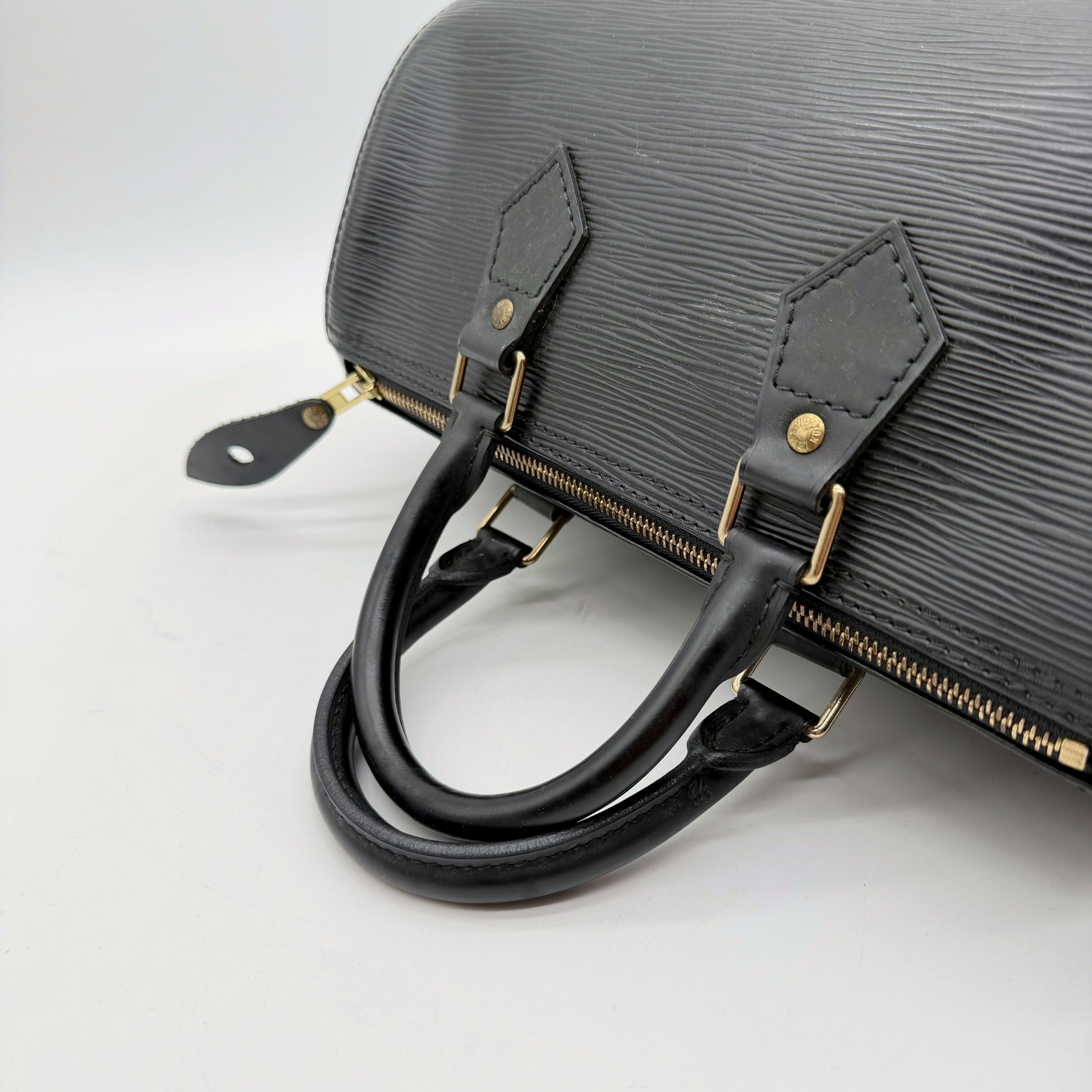 Louis Vuitton Speedy 25 cuir Epi noir - detail anses et pattes cuir