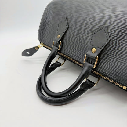 Louis Vuitton Speedy 25 cuir Epi noir - detail anses et pattes cuir