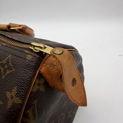 Louis Vuitton Speedy 30 toile Monogram marron - detail patte laterale et cadenas
