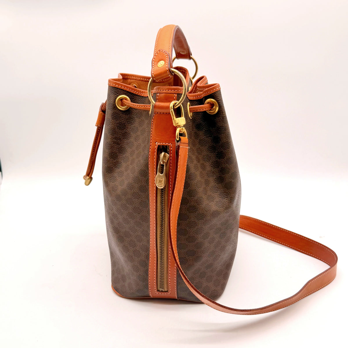 Céline Sac Seau Macadam – côté A, poche zippée latérale