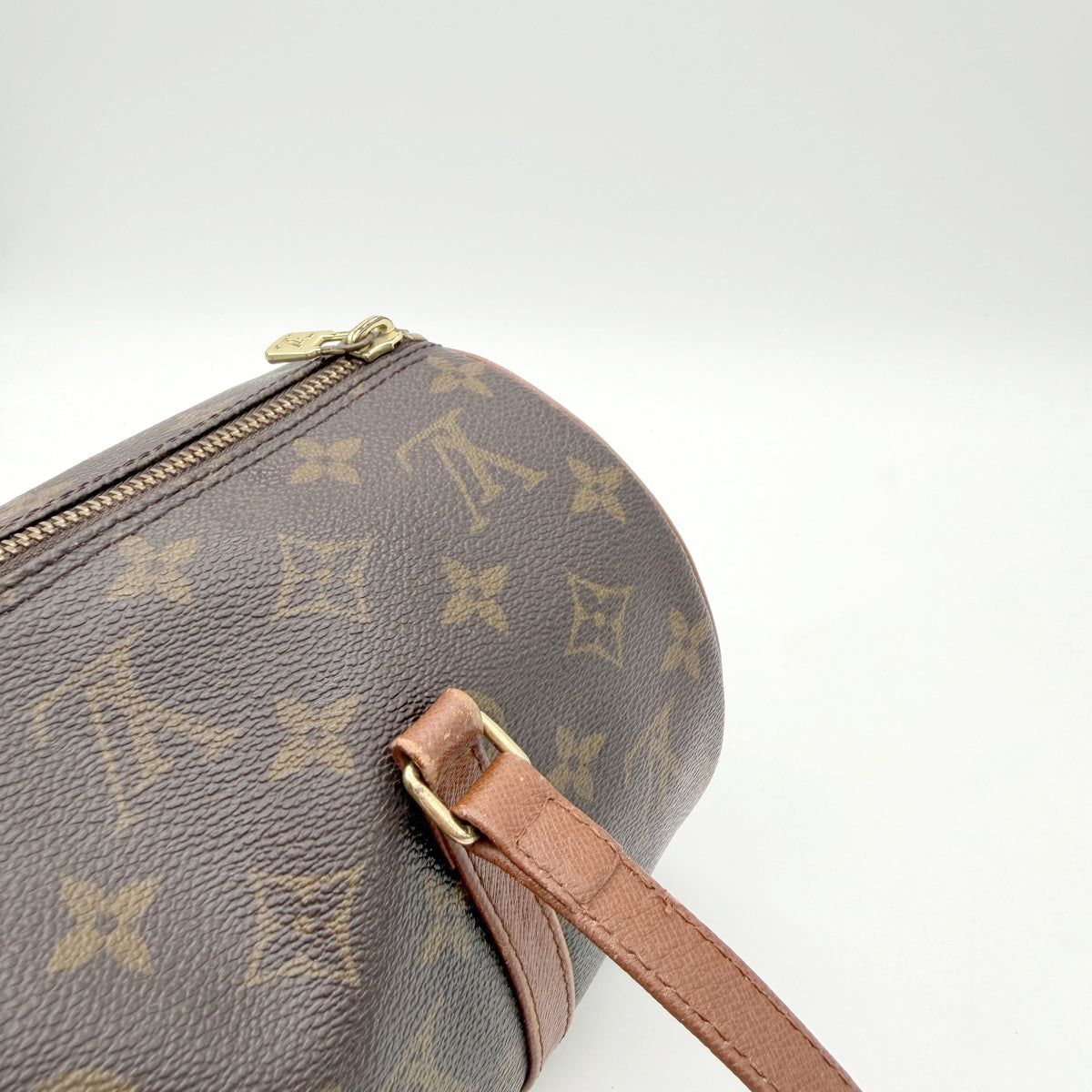 Louis Vuitton Papillon 30 Monogram - détail attache d'anse et coutures