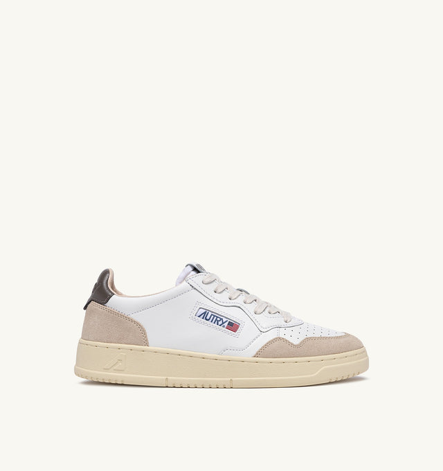 BASKETS MEDALIST LOW EN DAIM ET CUIR BLANC ET MOREL