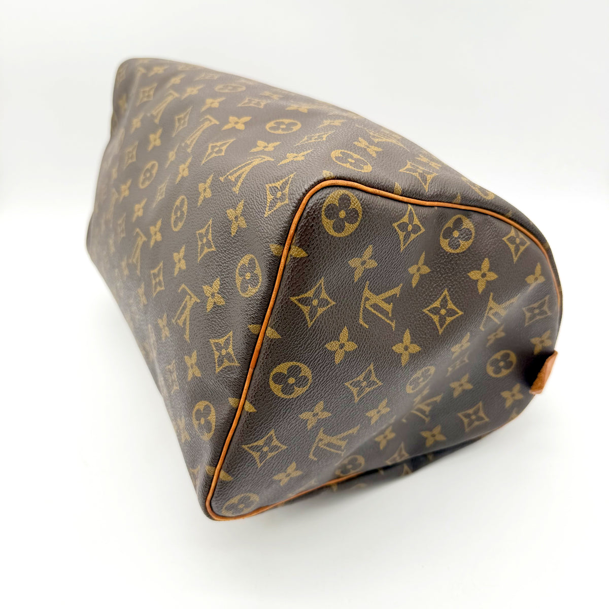 Louis Vuitton Speedy 35 Monogram - base et angles avant
